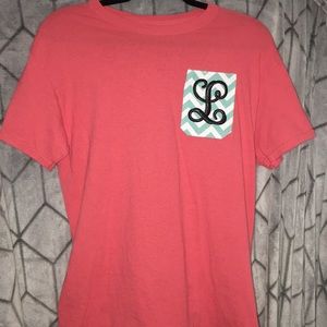shirt w/ cursive L on it